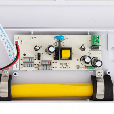 Produto de Luz de Emergência LED 3W + Kit Tecto Luz, Permanente / Não Permanente com Autoteste e Botão teste