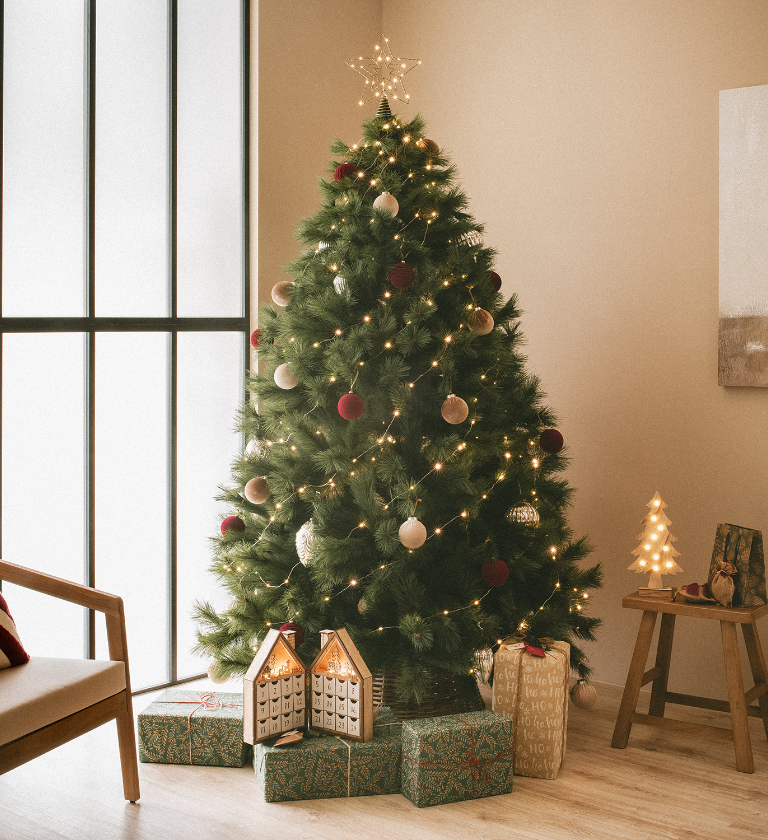 Fotografía de un arbol de navidad complementado con iluminación LED